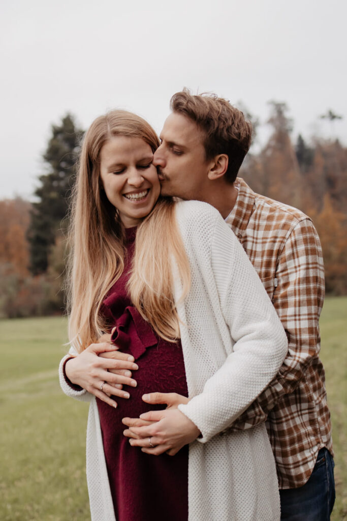Schwangerschaftsfoto im Herbst - Babybauch Shooting Zürich