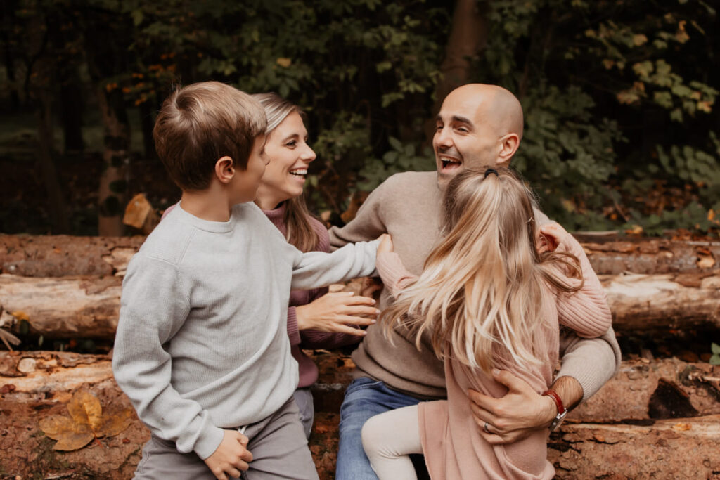 Authentisches Familien-Fotoshooting in Zürich, das natürliche Momente in der Natur einfängt