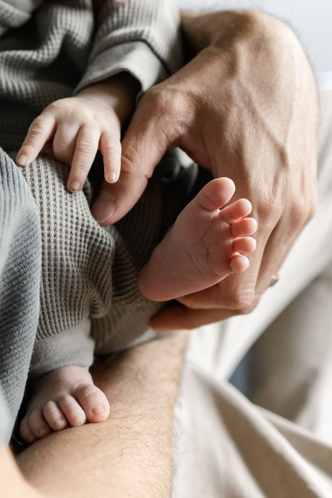 Babyfüsschen beim Fotoshooting zu Hause