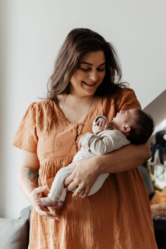 Natürliches Babyshooting zuhause in Zürich