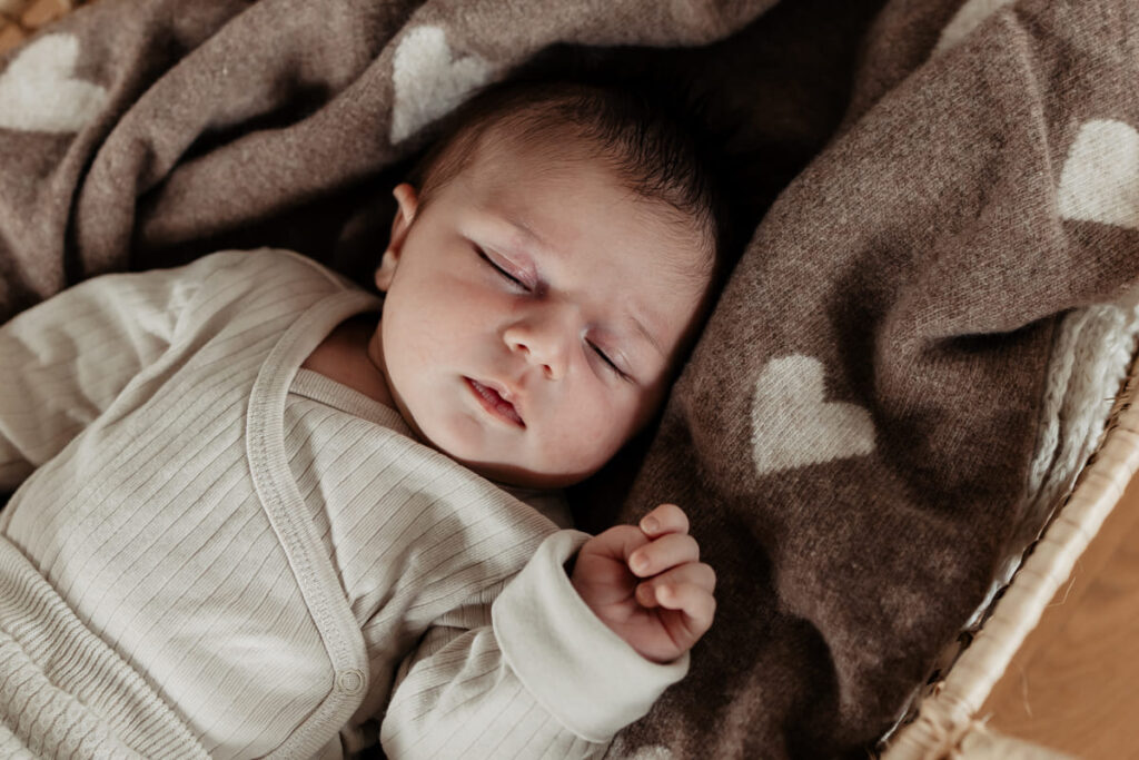 Natürliches Babyshooting zuhause in Zürich