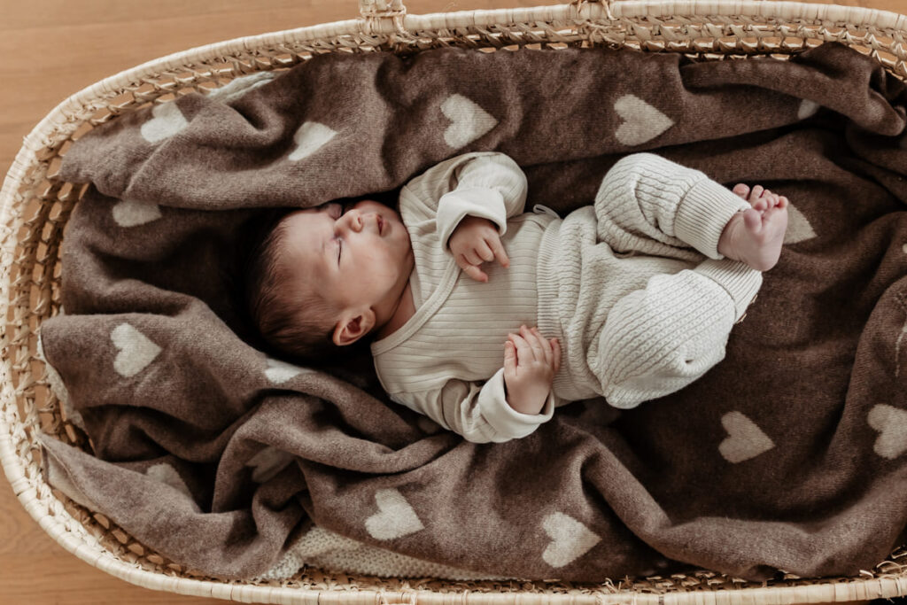 Natürliches Babyshooting zuhause in Zürich