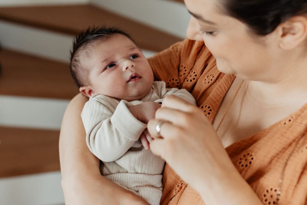 Natürliches Babyshooting zuhause in Zürich