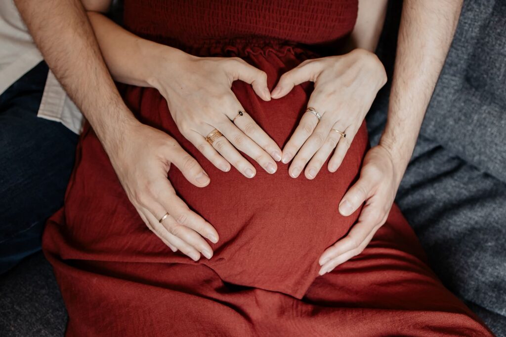 Indoor-Fotoshooting mit Babybauch
