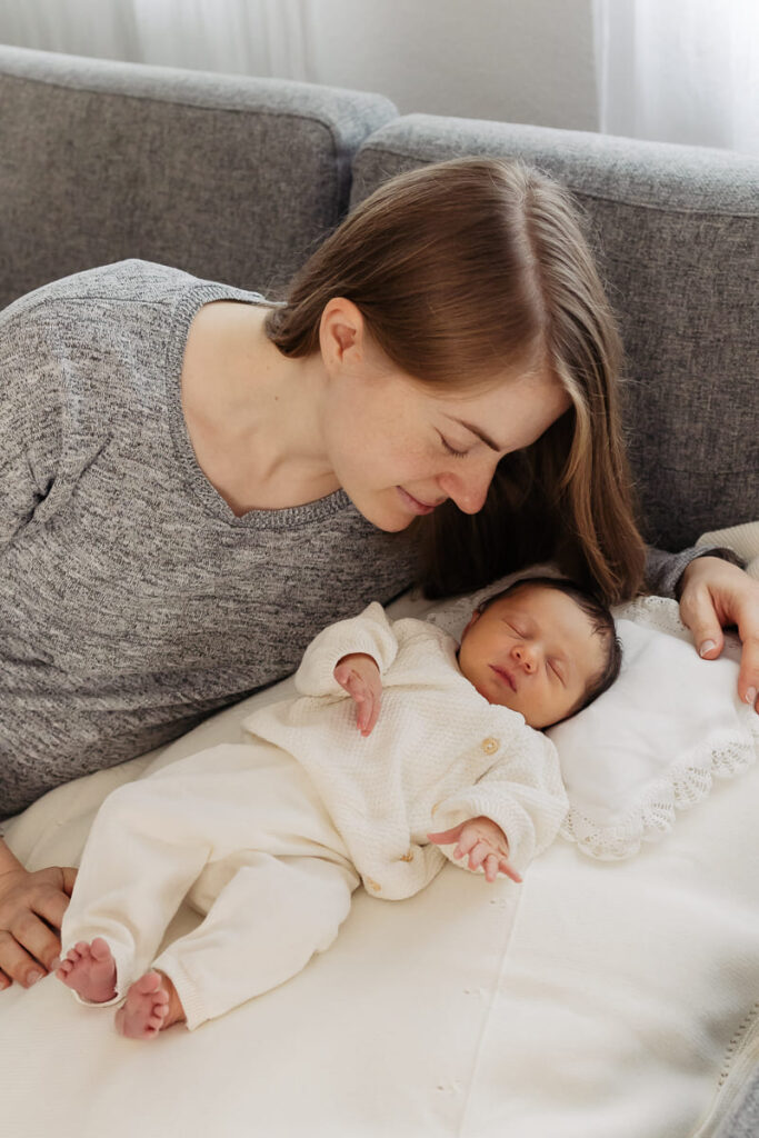 Neugeborenes Baby in neutralem Outfit beim Newborn Shooting