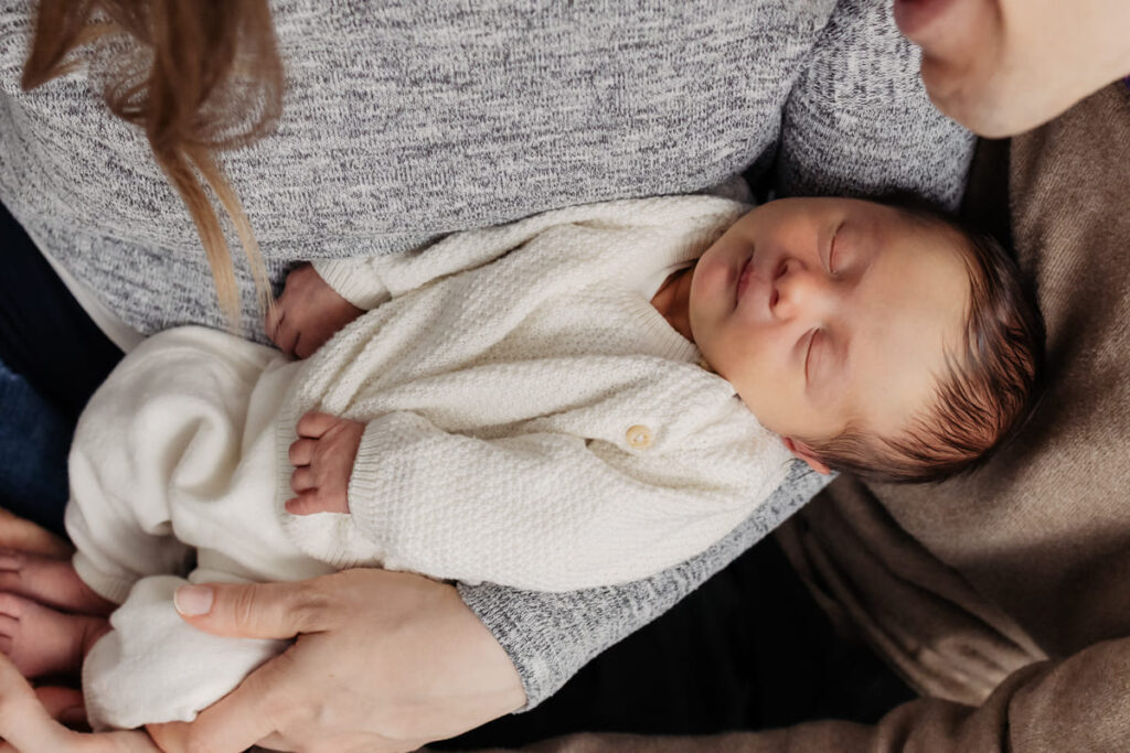 Neugeborenes Baby in neutralem Outfit beim Newborn Shooting