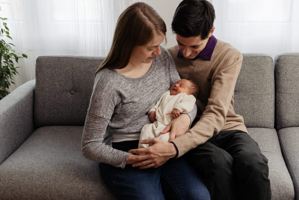 Neugeborenes Baby in neutralem Outfit beim Newborn Shooting
