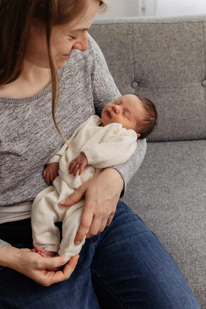 Neugeborenes Baby in neutralem Outfit beim Newborn Shooting