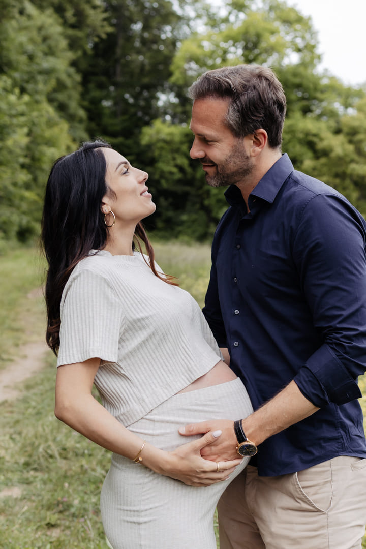 Natürliches Babybauch-Shooting in Zürich & Umgebung – Altermatt Photography