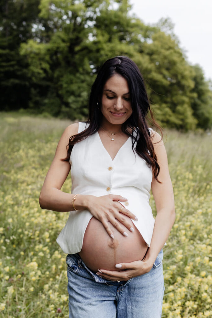 Babybauchshooting für natürliche Schwangerschaftsfotos in Zürich