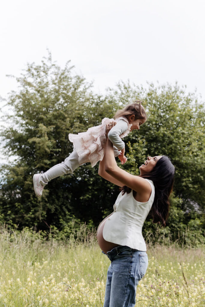 Babybauch Shooting Zürich, Mama mit Kind auf der Wiese
