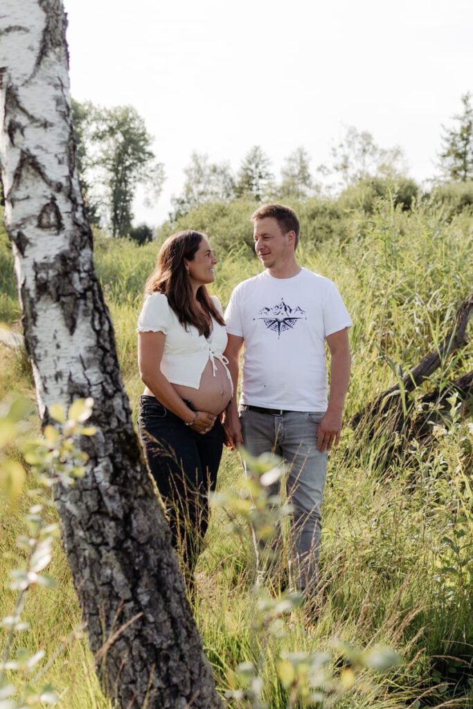 Winterthur Babybauch Shooting, Paar spaziert zwischen Birken