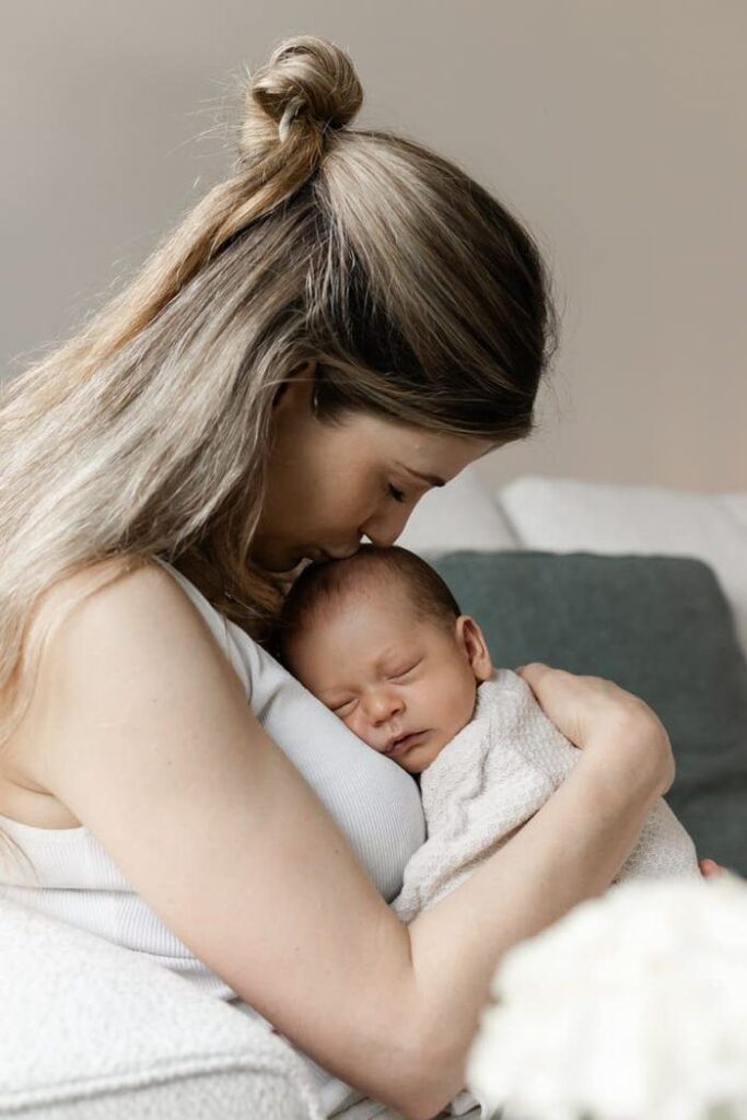 Babyfotografin Zürich, Mama küsst ihr schlafendes Baby