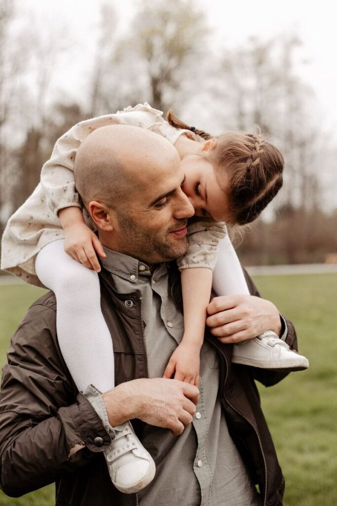 Foto Papa und Tochter kuscheln