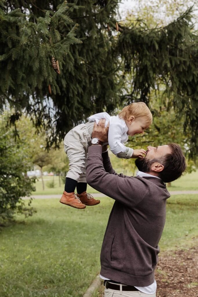 Familien Fotograf Zürich, Papa wirbelt Kind durch die Luft