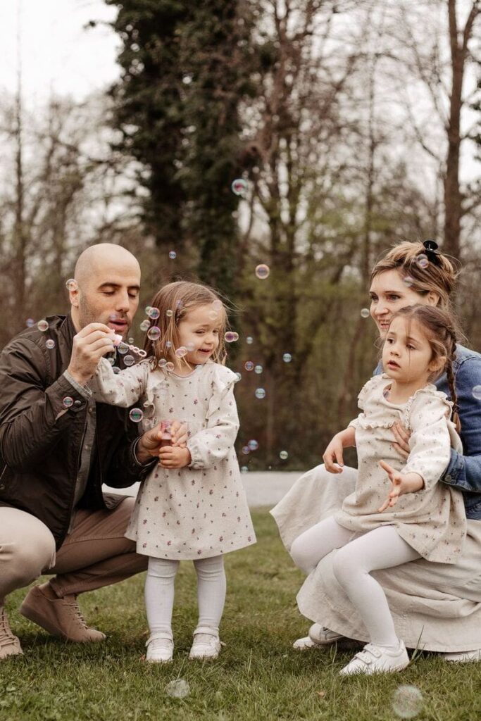 Familienfoto mit Seifenblasen im Freien