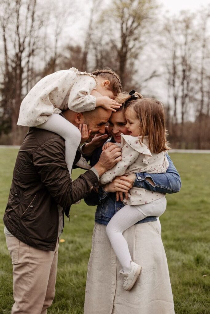 Foto Eltern und Kinder zusammen Stirn an Stirn