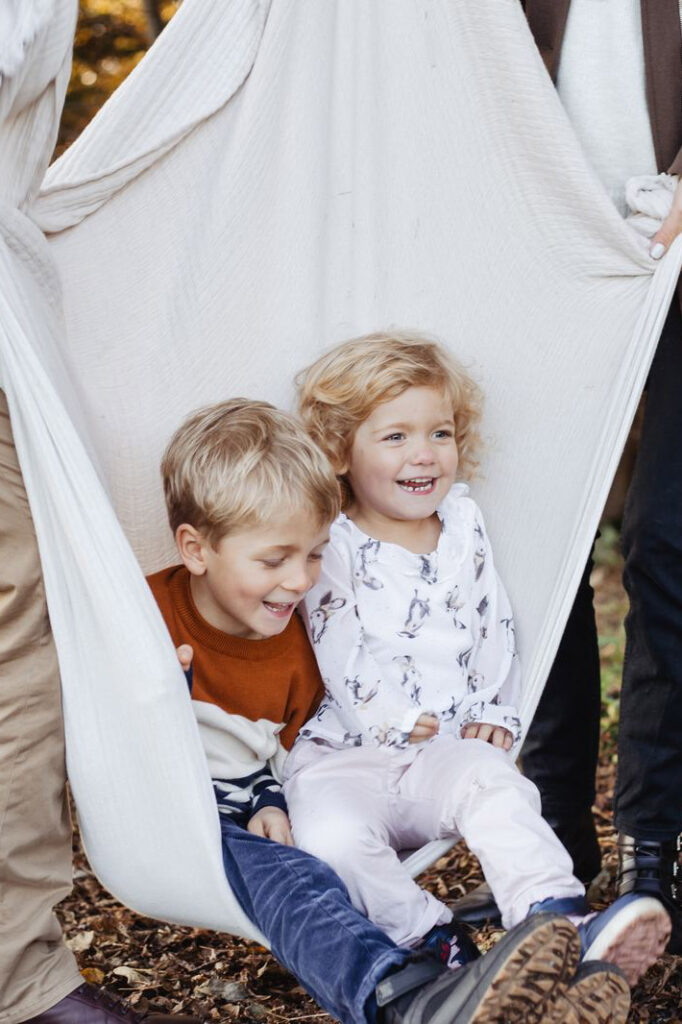 Familienfotografie Zürich, Geschwister kuscheln zusammen