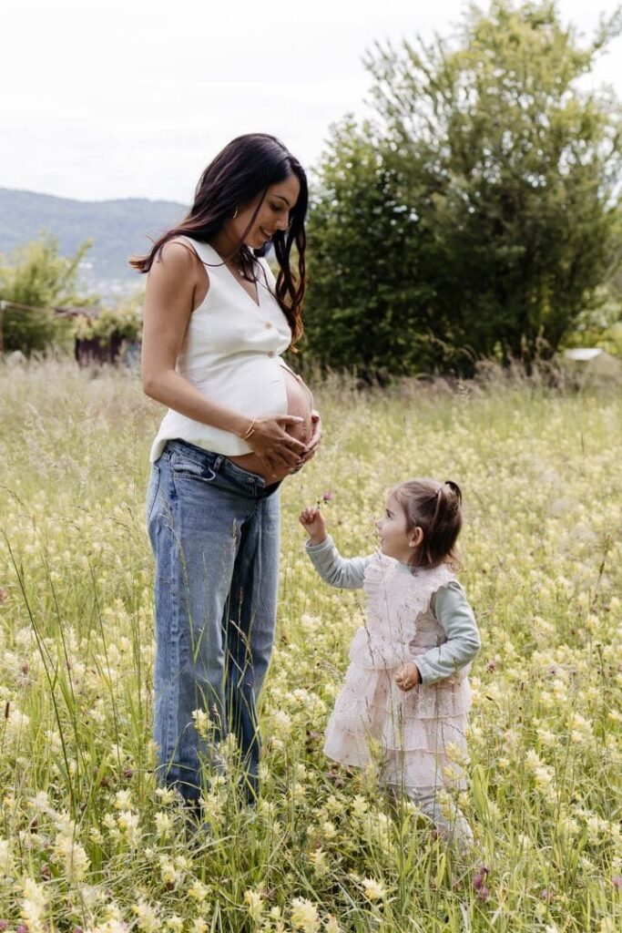 Foto Mama und Tochter, Kind bringt Mama eine Blume