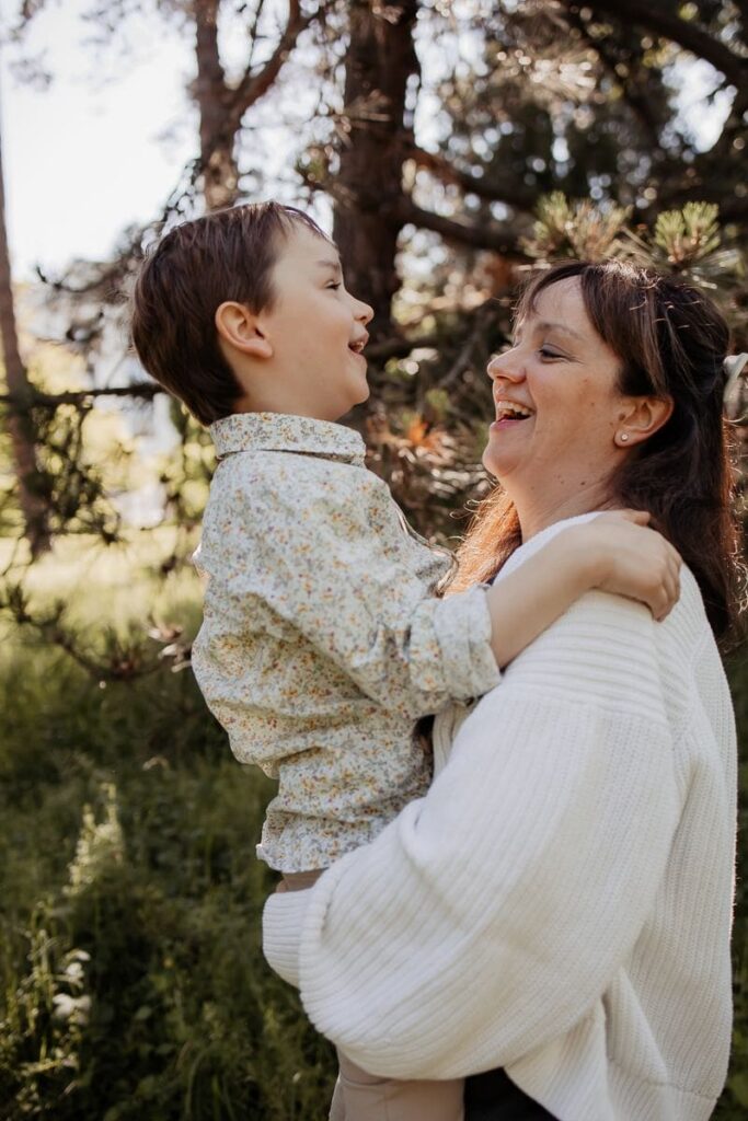 Familienshooting Zürich, Mama hebt lachend ihr Kind hoch