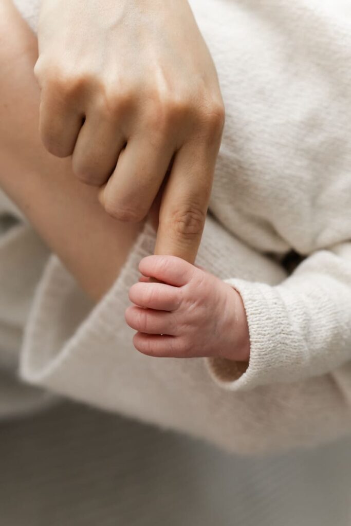 Familienfotoshooting Zürich, Baby hält Elternfinger
