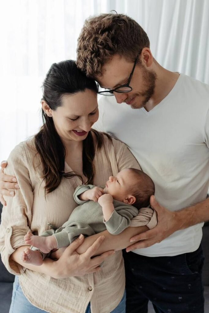 Neugeborenenshooting zuhause, beide Eltern mit ihrem Baby