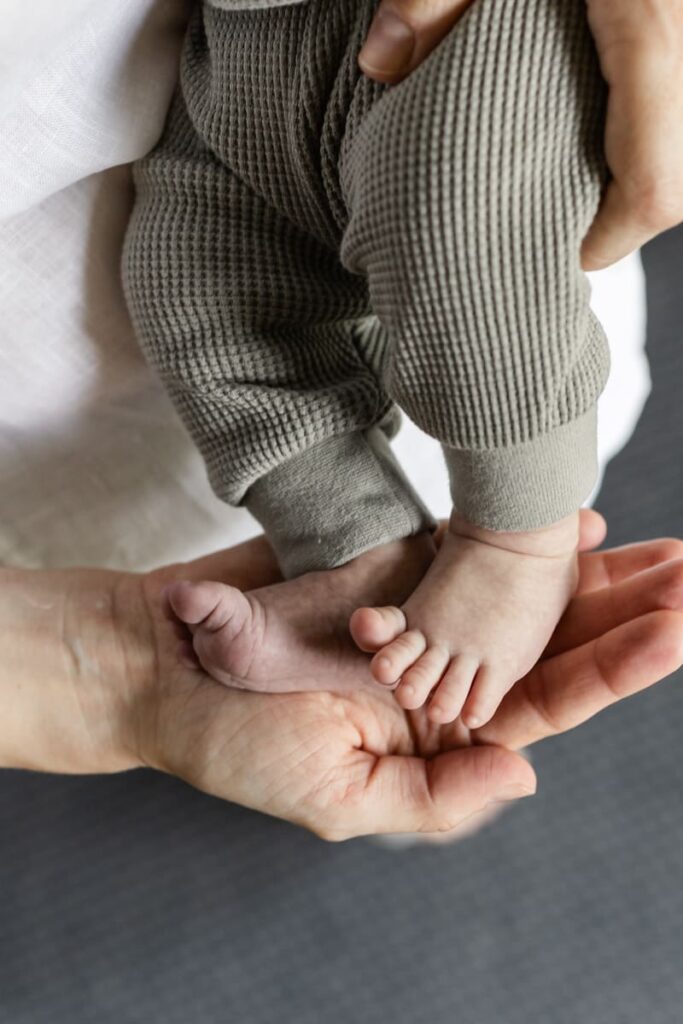 Neugeborenen Shooting Zürich, Babyfüsschen in Elternhänden