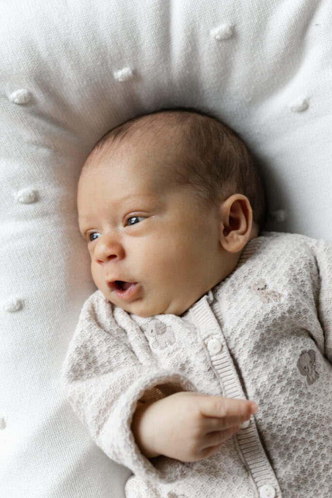 Newborn Fotoshooting Zürich, neugieriges Baby