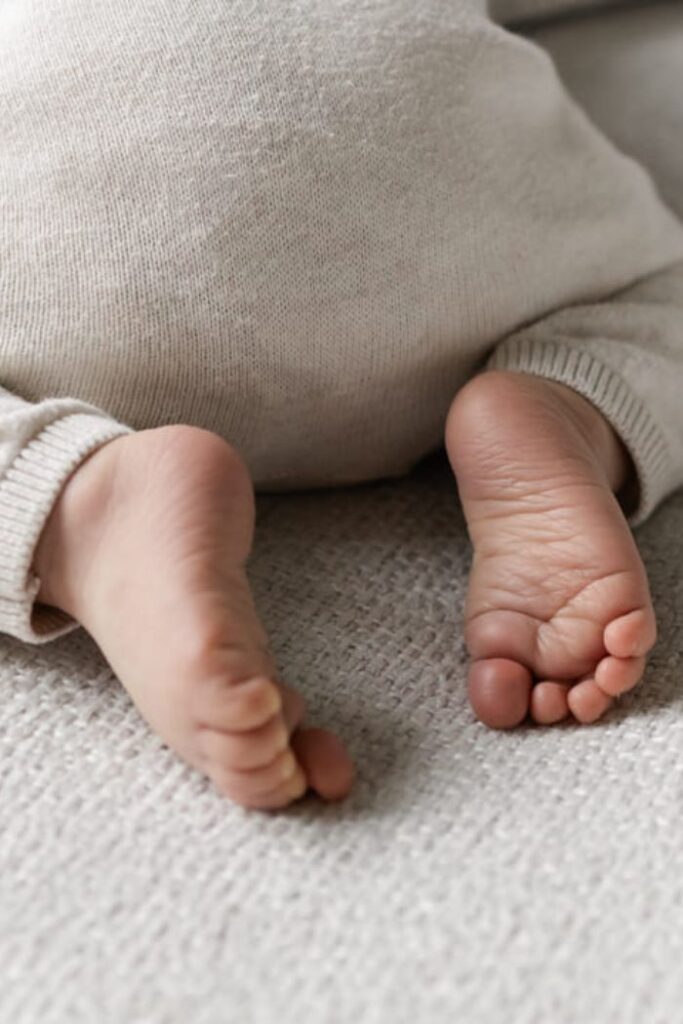 Newborn Fotoshooting Zürich, Babyfüsschen auf dem Teppich