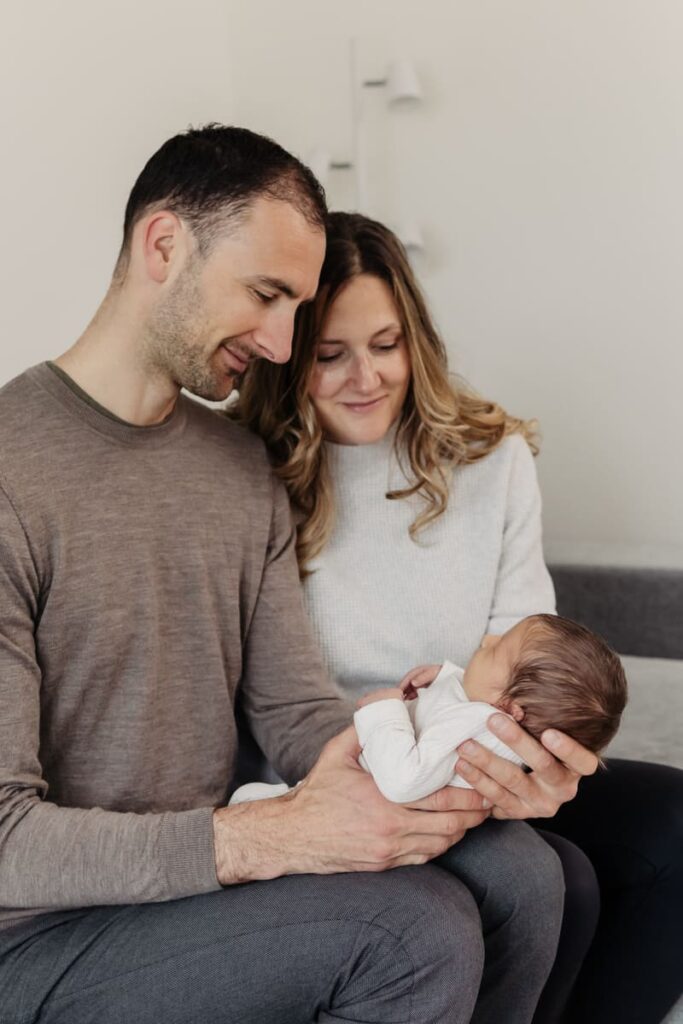 Newborn Fotoshooting Zürich, Eltern schauen ihr Baby an
