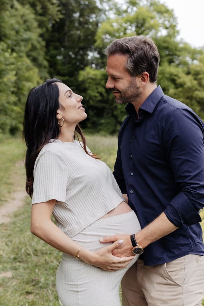 Babybauch Shooting Zürich, Paar auf der Wiese