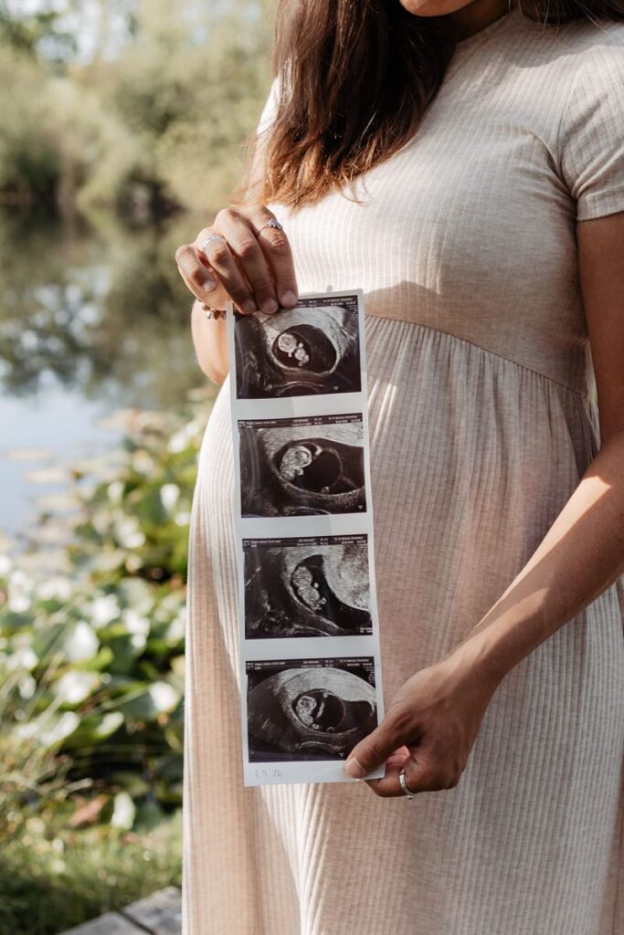 Ultraschallbilder in der Hand, Vorfreude auf die Schwangerschaft