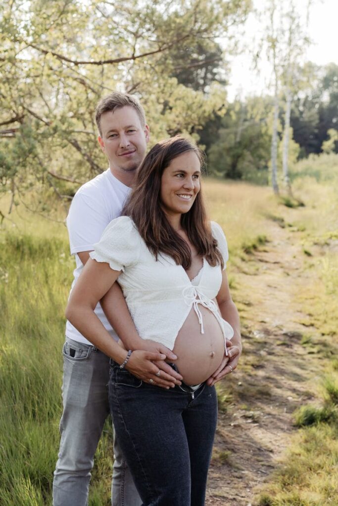 Babybauch Fotograf Zürich, Paar im goldenen Abendlicht