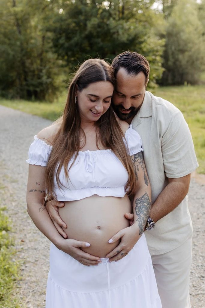 Natürliche Babybauch-Bilder beim Spaziergang draussen