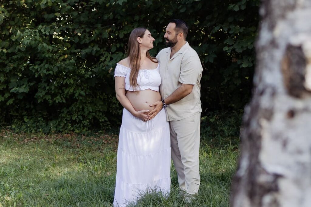 Babybauch-Shooting draussen: Entspannt vor der Kamera