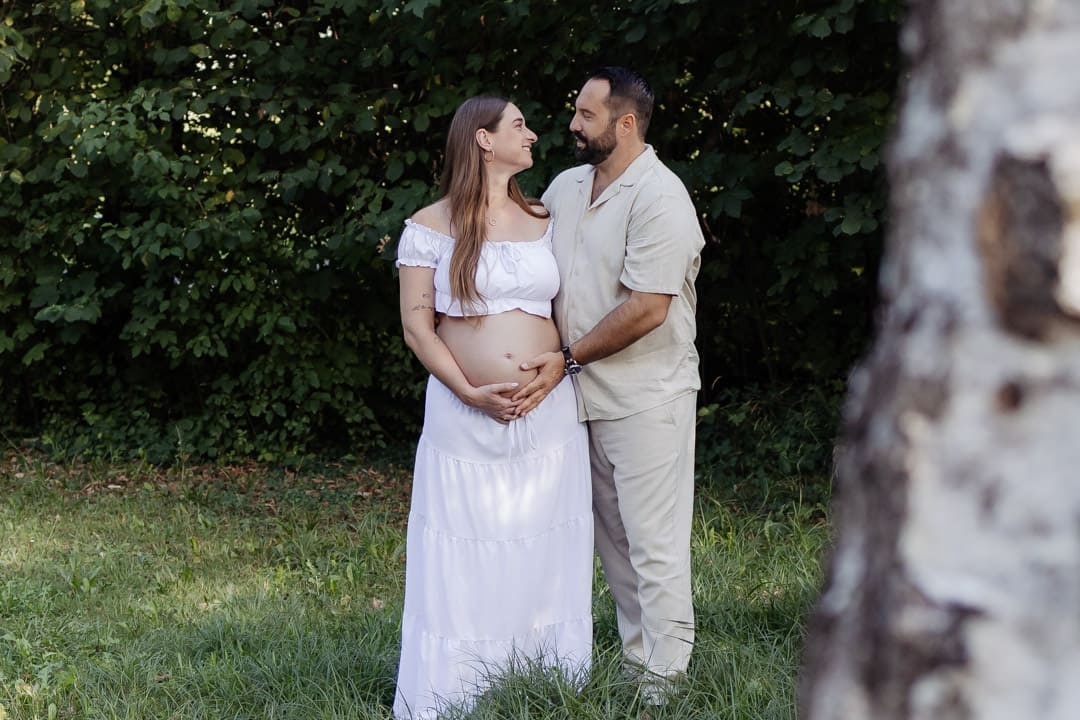 Babybauch-Shooting draussen, Entspannt vor der Kamera