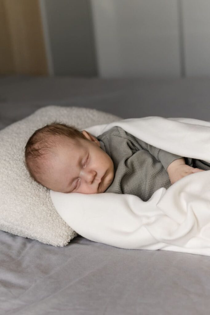 Baby schläft beim Shooting auf einer weichen Decke