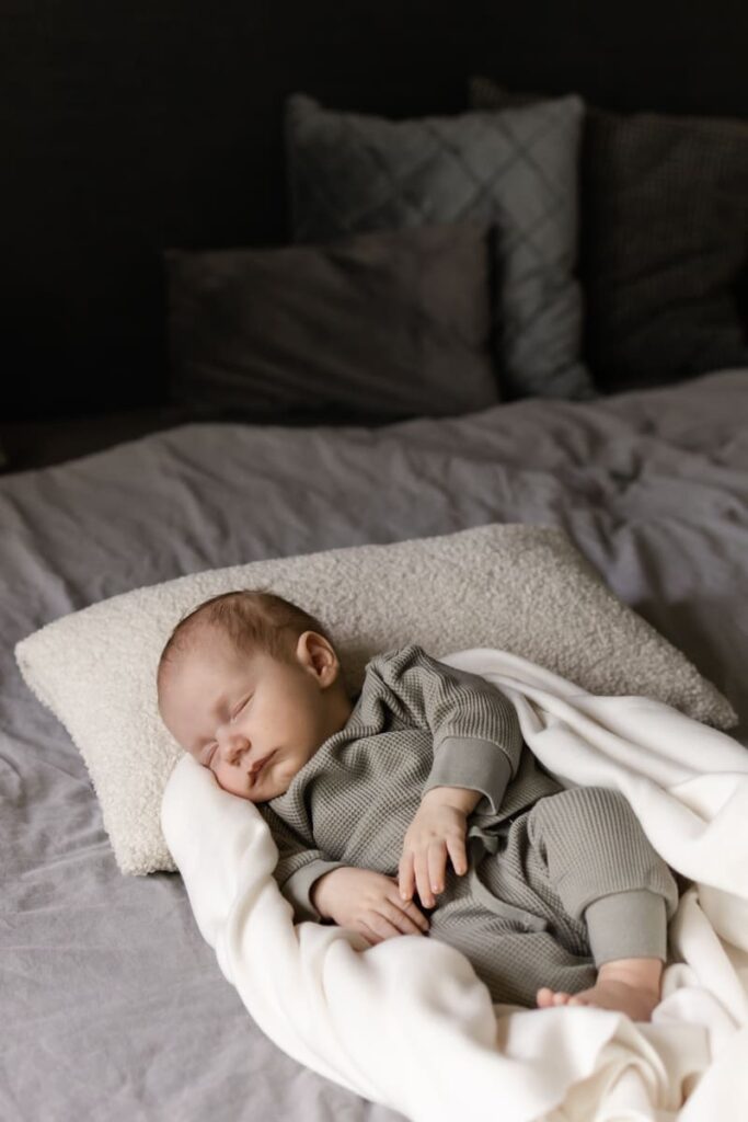 Baby beim entspannten Shooting zuhause auf einer weichen Decke