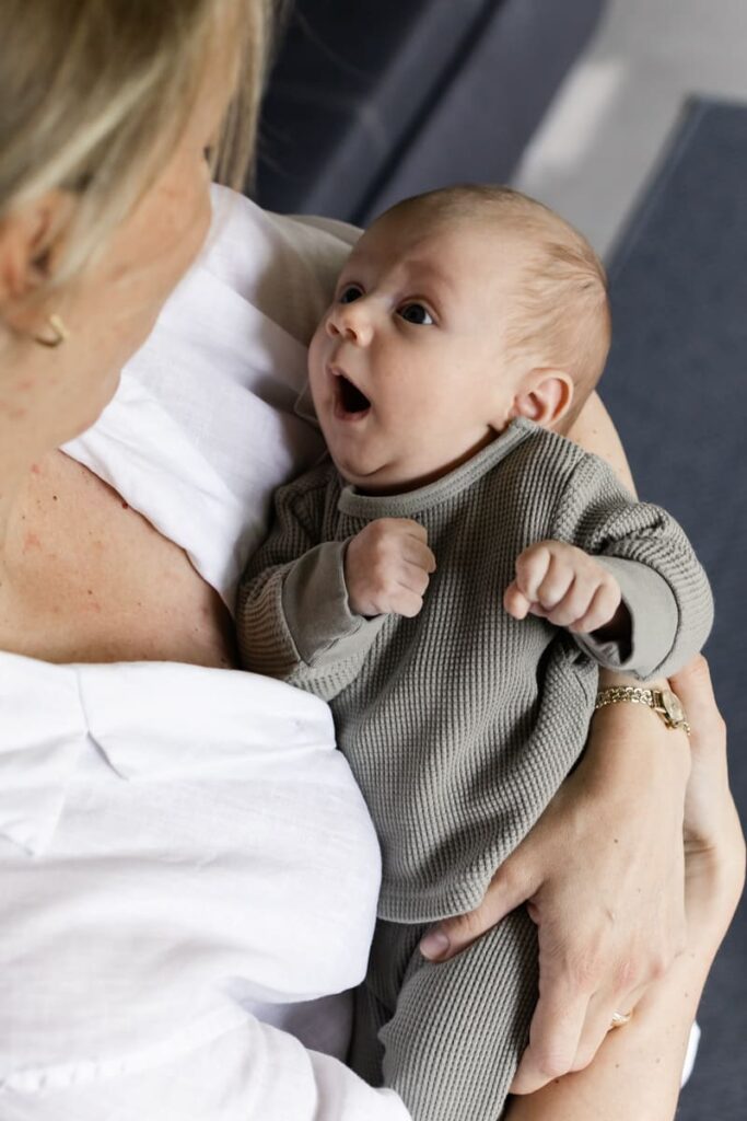 Baby schaut Mama an beim Babyshooting