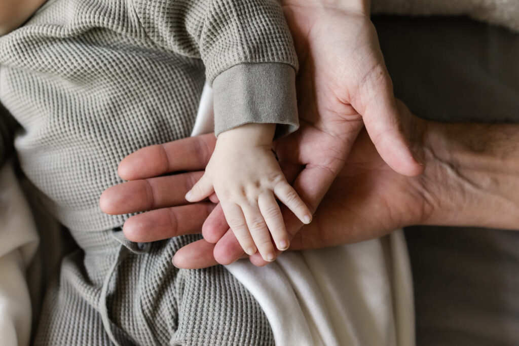Detailaufnahme der kleinen Hände eines Babys beim Babyshooting