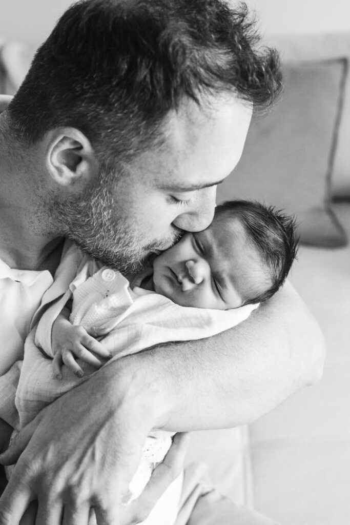 Babyfotografin Zürich, Papa küsst Baby